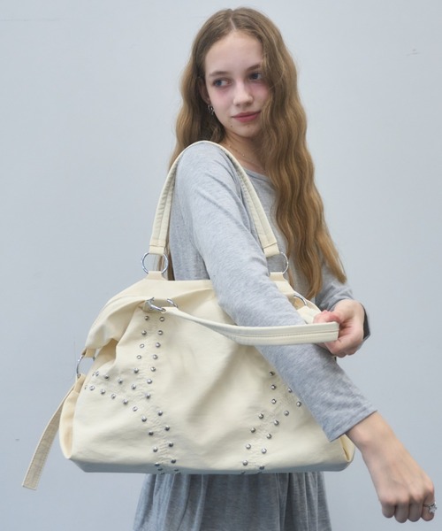 Birthday room（バースデイルーム）の「【1泊2日対応】スタッズ付きトートBAG/studded tote bag（トートバッグ・レディース・アイボリー/ブラック・FREE）」の9枚目の写真