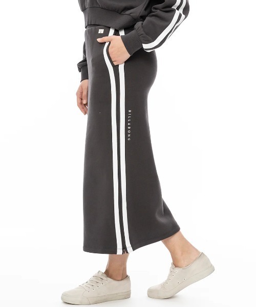BILLABONG(ビラボン)の「【BILLABONG/ビラボン】24AW SIDE LINE SWEAT SKIR/スリットスウェットスカート(スカート・レディース・グリーン/スミクロ/レッドパープル・MEDIUM/LARGE)」の2枚目の写真