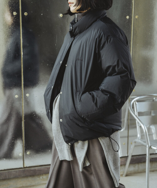 NANGA（ナンガ）の「NANGA × Firsthand/ナンガ 別注 オーロラテックス リサイクル ダウンジャケット / ショートダウン（ダウンジャケット/コート・レディース・ブラック/オフホワイト・S/M）」の2枚目の写真