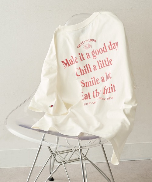 FRUIT OF THE LOOM(フルーツオブザルーム)の「【FRUIT OF THE LOOM】バックプリントシャツ 袖ワッペン(Tシャツ/カットソー・レディース・ホワイト/チャコールグレー/イエロー・L/M/S)」の2枚目の写真