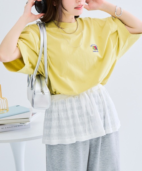 FRUIT OF THE LOOM(フルーツオブザルーム)の「【FRUIT OF THE LOOM】バックプリントシャツ 袖ワッペン(Tシャツ/カットソー・レディース・ホワイト/チャコールグレー/イエロー・L/M/S)」の1枚目の写真