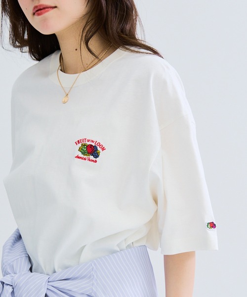 FRUIT OF THE LOOM(フルーツオブザルーム)の「【FRUIT OF THE LOOM】バックプリントシャツ 袖ワッペン(Tシャツ/カットソー・レディース・ホワイト/チャコールグレー/イエロー・L/M/S)」の6枚目の写真
