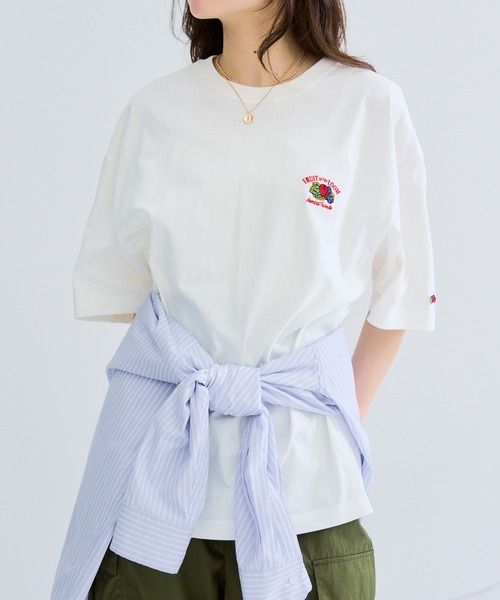 FRUIT OF THE LOOM(フルーツオブザルーム)の「【FRUIT OF THE LOOM】バックプリントシャツ 袖ワッペン(Tシャツ/カットソー・レディース・ホワイト/チャコールグレー/イエロー・L/M/S)」の7枚目の写真