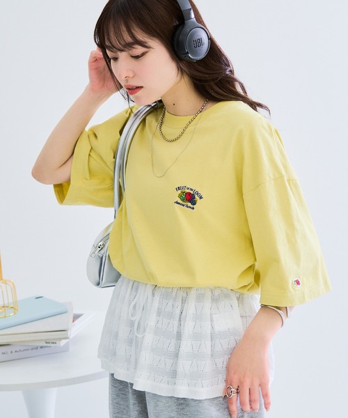 FRUIT OF THE LOOM(フルーツオブザルーム)の「【FRUIT OF THE LOOM】バックプリントシャツ 袖ワッペン(Tシャツ/カットソー・レディース・ホワイト/チャコールグレー/イエロー・L/M/S)」の13枚目の写真