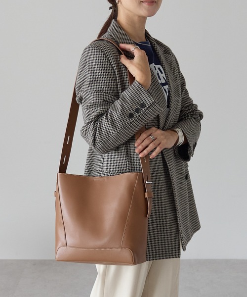 &MARKS(アンドマークス)の「C18【本革】ショルダーバッグ(ショルダーバッグ・レディース・ブラック/ブラウン/ベージュ・FREE)」の2枚目の写真