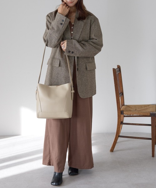 &MARKS(アンドマークス)の「C18【本革】ショルダーバッグ(ショルダーバッグ・レディース・ブラック/ブラウン/ベージュ・FREE)」の4枚目の写真
