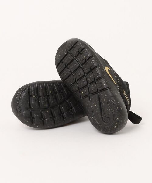 NIKE（ナイキ）の「《NIKE》FLEX RUNNER 4 SE (TD)（スリッポン・キッズ・ブラック×ゴールド・14.0cm/15.0cm/16.0cm/13.0cm）」の3枚目の写真