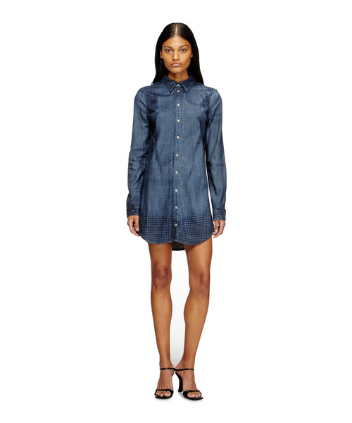 DIESEL(ディーゼル)の「ウィメンズ デニムシャツドレス DE-EAZY DRESS-S(シャツワンピース・レディース・インディゴブルー・LARGE/MEDIUM/SMALL/X-LARGE/XX-SMALL/X-SMALL)」の1枚目の写真