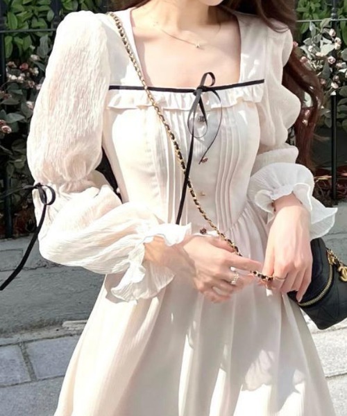 Mejoul(メジュール)の「リボン付スクエアネックシフォンフレアワンピース(ワンピース・レディース・アイボリー・M/L)」の1枚目の写真