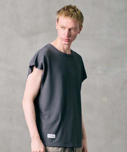 VIRGOwearworks（ヴァルゴウェアワークス）の「THERMAL SLEEVELESS MOTION TOP（Tシャツ/カットソー・メンズ・ライトグレー/ブラック/チャコールグレー・2/3/4）」の2枚目の写真