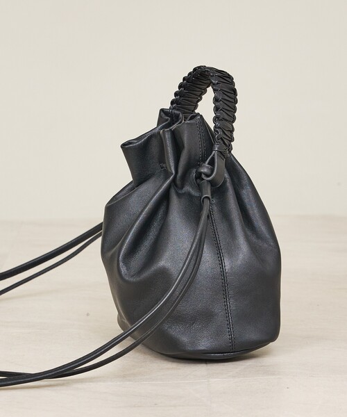 YArKA（ヤーカ）の「【YArKA/ヤーカ】flat braided handle drawstring shoulder bag [bdbd6] / フラット編ハンドル巾着バッグ/ Y2508ARB75（ショルダーバッグ・メンズ・ブラック・フリー）」の3枚目の写真