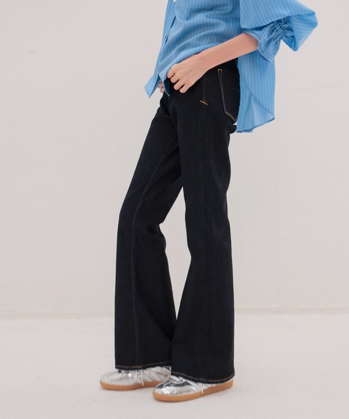 YANUK（ヤヌーク）の「YANUK / Bootcut One wash Indigo(ブーツカットデニム 57141300)（デニムパンツ・レディース・インディゴブルー・25/24/23）」の2枚目の写真