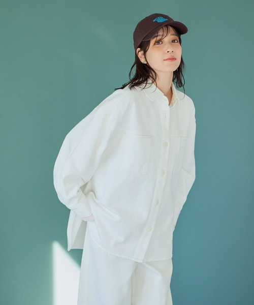 studio CLIP（スタディオクリップ）の「甘織りデニムオーバーシャツジャケット《CLIP denim》（シャツ/ブラウス・レディース・ベージュ/ライトグレー/ホワイト/ブルー系その他・FREE）」の2枚目の写真