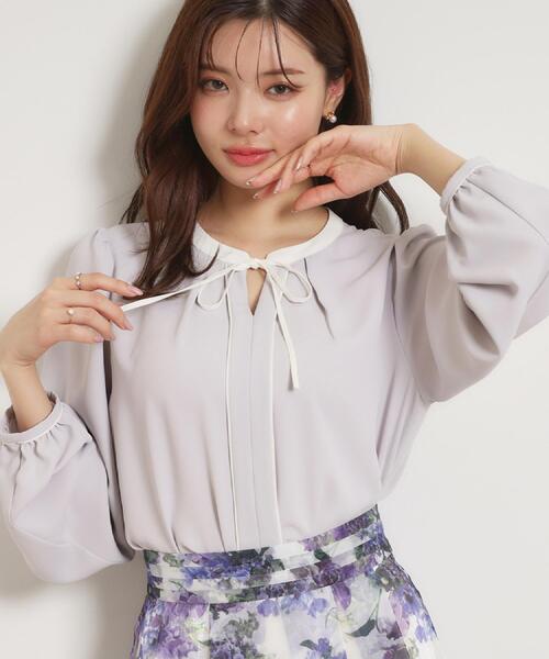 couture brooch（クチュールブローチ）の「【洗える・ハレの日・通勤】配色 細リボンタイ ブラウス（シャツ/ブラウス・レディース・ホワイト系7/ライトグレー系4/ベージュ系4・40/38/42/36）」の2枚目の写真