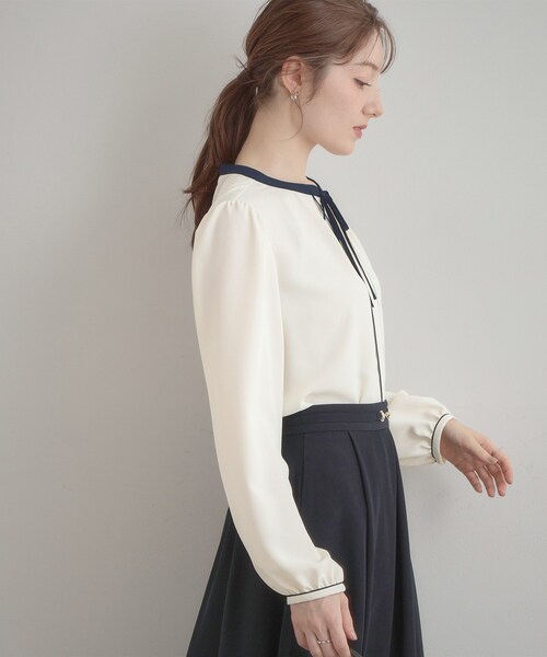 couture brooch（クチュールブローチ）の「【洗える・ハレの日・通勤】配色 細リボンタイ ブラウス（シャツ/ブラウス・レディース・ホワイト系7/ライトグレー系4/ベージュ系4・40/38/42/36）」の8枚目の写真