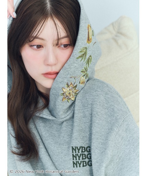 SNIDEL（スナイデル）の「NYBG エンブロイダリーフーディー（パーカー・レディース・ライトピンク/ホワイト/グレー・F）」の2枚目の写真