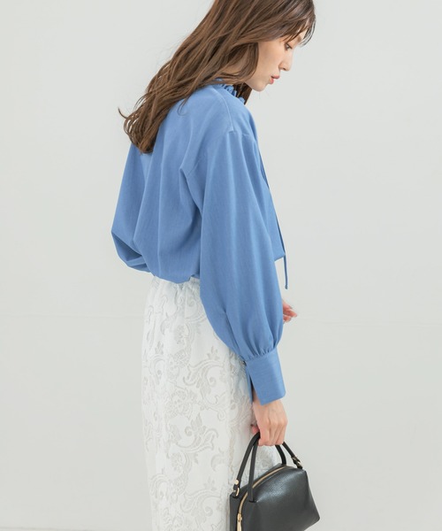 URBAN RESEARCH ROSSO WOMEN（アーバンリサーチ　ロッソ）の「『WEB限定』フリルネックデニムブラウス（シャツ/ブラウス・レディース・ブルー/インディゴブルー・FREE）」の15枚目の写真