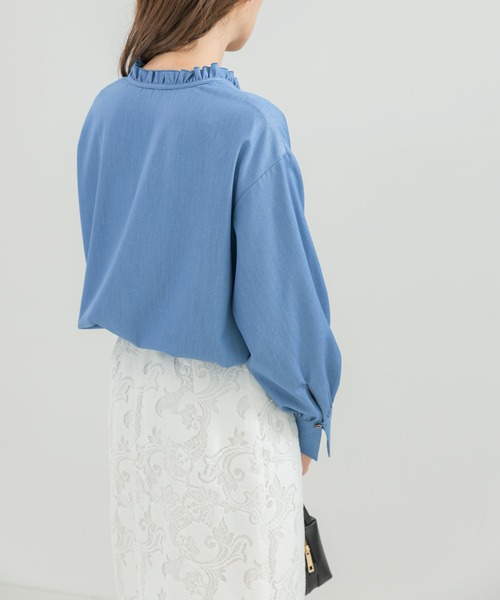 URBAN RESEARCH ROSSO WOMEN（アーバンリサーチ　ロッソ）の「『WEB限定』フリルネックデニムブラウス（シャツ/ブラウス・レディース・ブルー/インディゴブルー・FREE）」の16枚目の写真