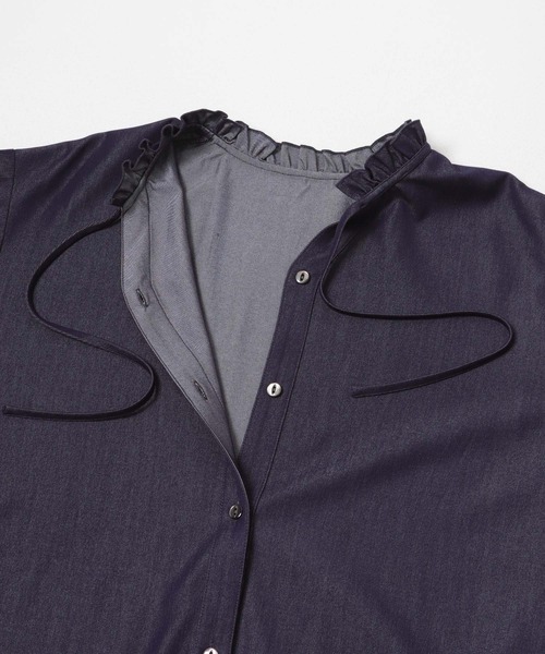 URBAN RESEARCH ROSSO WOMEN（アーバンリサーチ　ロッソ）の「『WEB限定』フリルネックデニムブラウス（シャツ/ブラウス・レディース・ブルー/インディゴブルー・FREE）」の7枚目の写真
