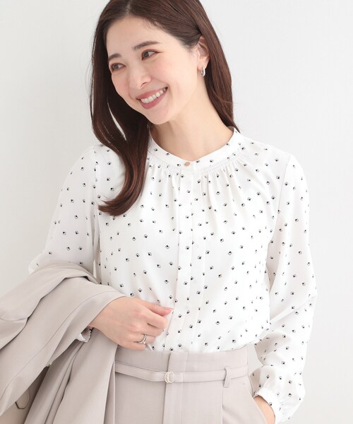 SHOO・LA・RUE（シューラルー）の「【洗濯機可/吸水速乾】メタルボタンがアクセント ふんわりギャザーブラウス（シャツ/ブラウス・レディース・ホワイト系3/オフホワイト/ネイビー/ピンク・02/01/04/03）」の2枚目の写真