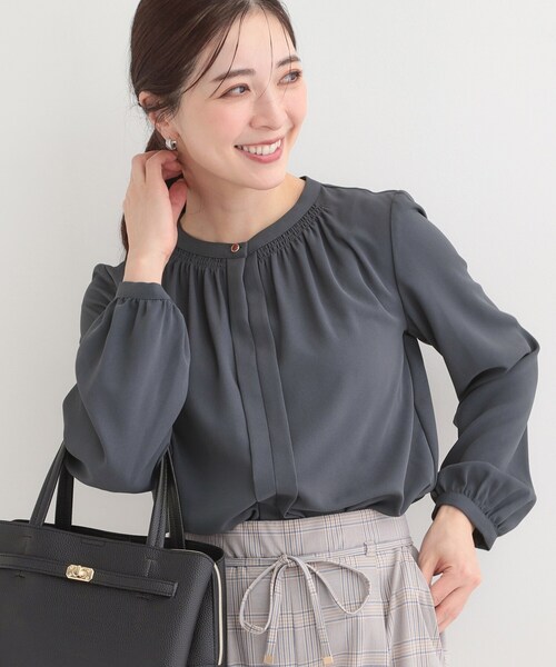 SHOO・LA・RUE（シューラルー）の「【洗濯機可/吸水速乾】メタルボタンがアクセント ふんわりギャザーブラウス（シャツ/ブラウス・レディース・ホワイト系3/オフホワイト/ネイビー/ピンク・02/01/04/03）」の3枚目の写真