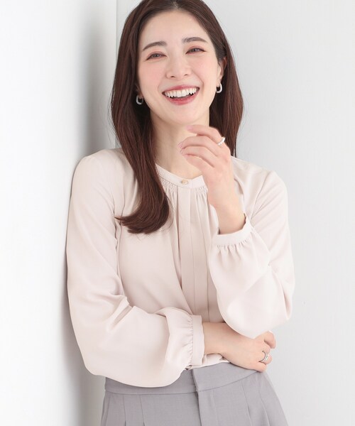 SHOO・LA・RUE（シューラルー）の「【洗濯機可/吸水速乾】メタルボタンがアクセント ふんわりギャザーブラウス（シャツ/ブラウス・レディース・ホワイト系3/オフホワイト/ネイビー/ピンク・02/01/04/03）」の4枚目の写真