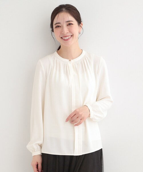 SHOO・LA・RUE（シューラルー）の「【洗濯機可/吸水速乾】メタルボタンがアクセント ふんわりギャザーブラウス（シャツ/ブラウス・レディース・ホワイト系3/オフホワイト/ネイビー/ピンク・02/01/04/03）」の14枚目の写真