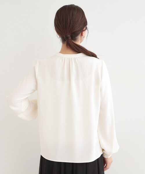 SHOO・LA・RUE（シューラルー）の「【洗濯機可/吸水速乾】メタルボタンがアクセント ふんわりギャザーブラウス（シャツ/ブラウス・レディース・ホワイト系3/オフホワイト/ネイビー/ピンク・02/01/04/03）」の15枚目の写真