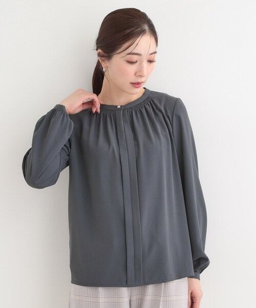 SHOO・LA・RUE（シューラルー）の「【洗濯機可/吸水速乾】メタルボタンがアクセント ふんわりギャザーブラウス（シャツ/ブラウス・レディース・ホワイト系3/オフホワイト/ネイビー/ピンク・02/01/04/03）」の22枚目の写真