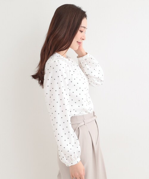 SHOO・LA・RUE（シューラルー）の「【洗濯機可/吸水速乾】メタルボタンがアクセント ふんわりギャザーブラウス（シャツ/ブラウス・レディース・ホワイト系3/オフホワイト/ネイビー/ピンク・02/01/04/03）」の5枚目の写真