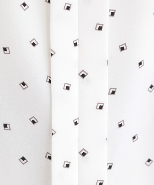 SHOO・LA・RUE（シューラルー）の「【洗濯機可/吸水速乾】メタルボタンがアクセント ふんわりギャザーブラウス（シャツ/ブラウス・レディース・ホワイト系3/オフホワイト/ネイビー/ピンク・02/01/04/03）」の7枚目の写真