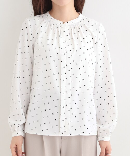 SHOO・LA・RUE（シューラルー）の「【洗濯機可/吸水速乾】メタルボタンがアクセント ふんわりギャザーブラウス（シャツ/ブラウス・レディース・ホワイト系3/オフホワイト/ネイビー/ピンク・02/01/04/03）」の8枚目の写真