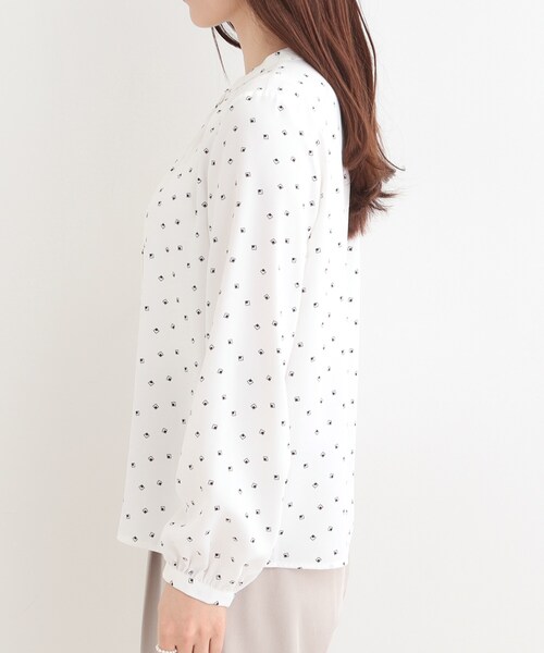 SHOO・LA・RUE（シューラルー）の「【洗濯機可/吸水速乾】メタルボタンがアクセント ふんわりギャザーブラウス（シャツ/ブラウス・レディース・ホワイト系3/オフホワイト/ネイビー/ピンク・02/01/04/03）」の9枚目の写真