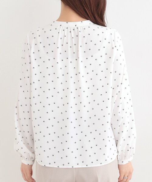 SHOO・LA・RUE（シューラルー）の「【洗濯機可/吸水速乾】メタルボタンがアクセント ふんわりギャザーブラウス（シャツ/ブラウス・レディース・ホワイト系3/オフホワイト/ネイビー/ピンク・02/01/04/03）」の10枚目の写真