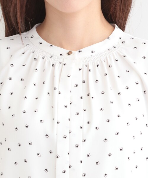 SHOO・LA・RUE（シューラルー）の「【洗濯機可/吸水速乾】メタルボタンがアクセント ふんわりギャザーブラウス（シャツ/ブラウス・レディース・ホワイト系3/オフホワイト/ネイビー/ピンク・02/01/04/03）」の11枚目の写真