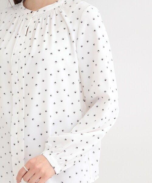 SHOO・LA・RUE（シューラルー）の「【洗濯機可/吸水速乾】メタルボタンがアクセント ふんわりギャザーブラウス（シャツ/ブラウス・レディース・ホワイト系3/オフホワイト/ネイビー/ピンク・02/01/04/03）」の12枚目の写真