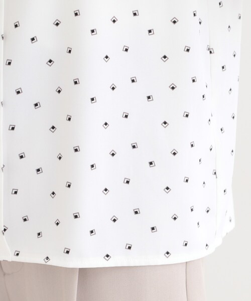 SHOO・LA・RUE（シューラルー）の「【洗濯機可/吸水速乾】メタルボタンがアクセント ふんわりギャザーブラウス（シャツ/ブラウス・レディース・ホワイト系3/オフホワイト/ネイビー/ピンク・02/01/04/03）」の13枚目の写真