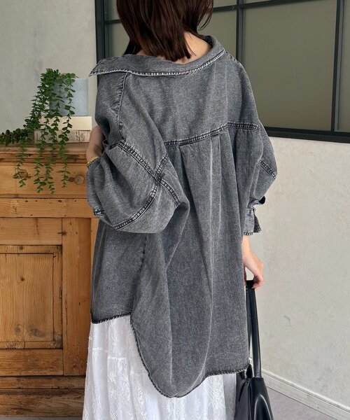 Thevon(ゼボン)の「両ポケ前後差デニムシャツ(シャツ/ブラウス・レディース・ネイビー/ブルー/ブラック・FREE)」の6枚目の写真