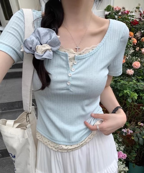 Teem Store(チームストア)の「フェイクレイヤードフラワーレースヘンリーネックピチT(Tシャツ/カットソー・レディース・ネイビー/ピンク/アイボリー/サックスブルー・F)」の3枚目の写真