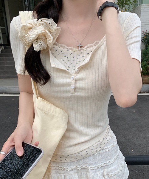 Teem Store(チームストア)の「フェイクレイヤードフラワーレースヘンリーネックピチT(Tシャツ/カットソー・レディース・ネイビー/ピンク/アイボリー/サックスブルー・F)」の10枚目の写真