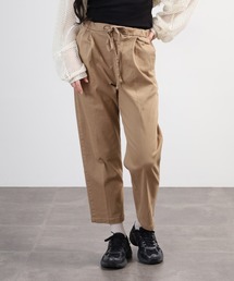 テーパードパンツ