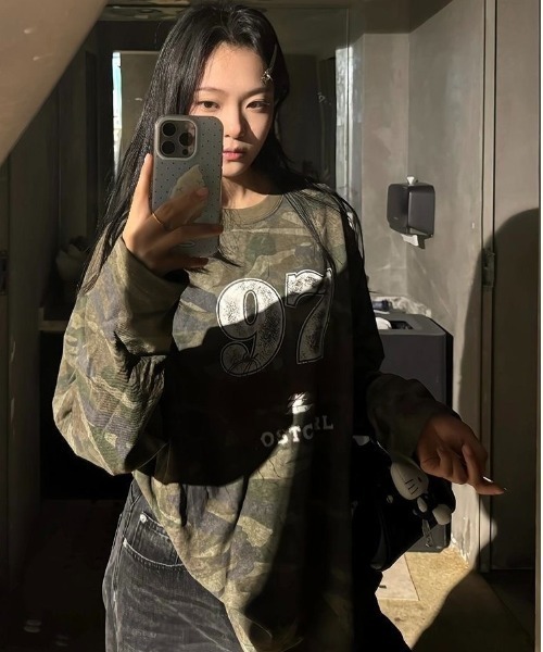 ViViDAY（ビビデー）の「プリントビッグカモフラ柄ロンt（Tシャツ/カットソー・レディース・カーキ・M）」の3枚目の写真