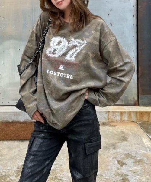 ViViDAY（ビビデー）の「プリントビッグカモフラ柄ロンt（Tシャツ/カットソー・レディース・カーキ・M）」の6枚目の写真