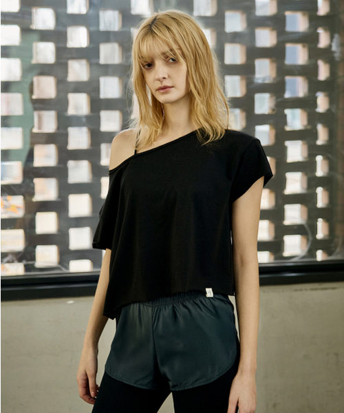 DEVIWEAR(デヴィウェア)の「ワンショルダー ルーズフィット 半袖Tシャツ DEVI-T0145-ブラック(Tシャツ/カットソー・レディース・ブラック・FREE)」の3枚目の写真