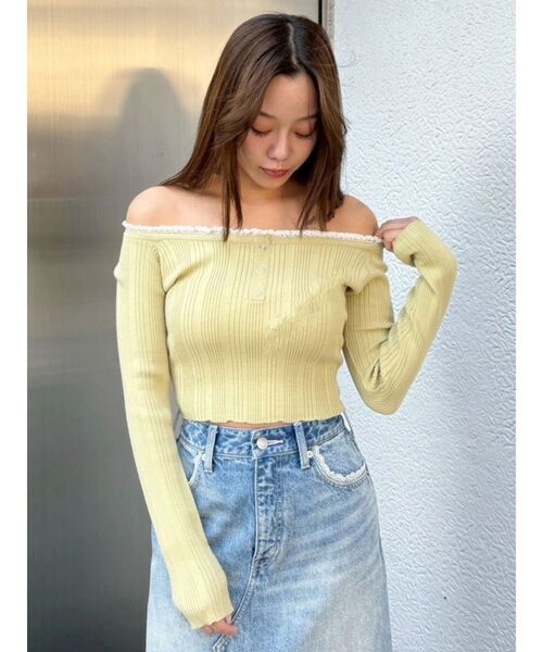 EVRIS（エヴリス）の「レーストリミングオフショルニットトップス 春服（ニット/セーター・レディース・ブラック/ホワイト/イエロー・FREE）」の3枚目の写真