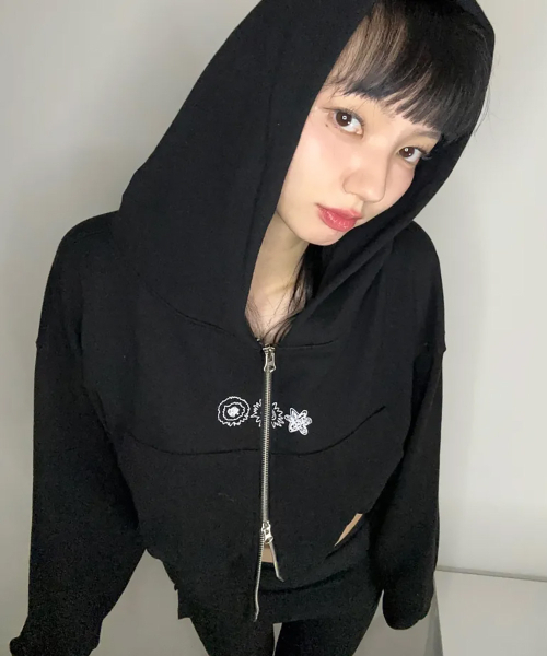 mydeepbluememories（マイディープブルーメモリーズ）の「(w) MM FLOWER GRAPHIX CROP ZIP-UP(BLACK)（パーカー・レディース・グレー・ONE SIZE）」の9枚目の写真