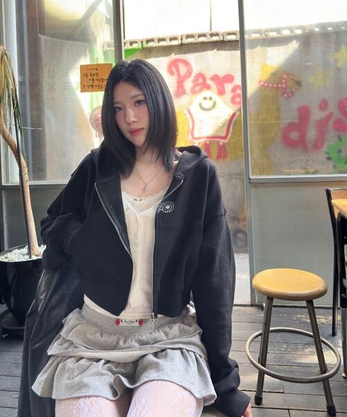 mydeepbluememories（マイディープブルーメモリーズ）の「(w) MM FLOWER GRAPHIX CROP ZIP-UP(BLACK)（パーカー・レディース・グレー・ONE SIZE）」の3枚目の写真