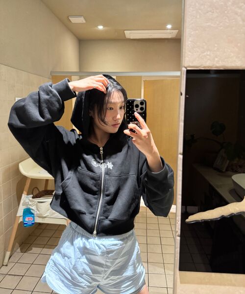 mydeepbluememories（マイディープブルーメモリーズ）の「(w) MM FLOWER GRAPHIX CROP ZIP-UP(BLACK)（パーカー・レディース・グレー・ONE SIZE）」の5枚目の写真