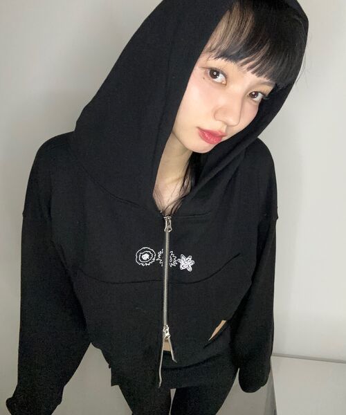 mydeepbluememories（マイディープブルーメモリーズ）の「(w) MM FLOWER GRAPHIX CROP ZIP-UP(BLACK)（パーカー・レディース・グレー・ONE SIZE）」の6枚目の写真