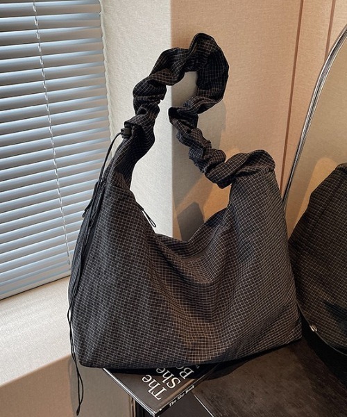 lulufa(ルルファ)の「ギャザーハンドルアソートビッグショルダーバッグ(ショルダーバッグ・レディース・ブラック/オフホワイト・FREE)」の10枚目の写真